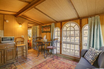 Outdoor Kitchen: Mtn-View Morongo Valley Cabin!