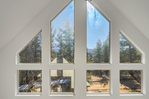 Rustic cabin charm w/ hot tub, arcade basketball