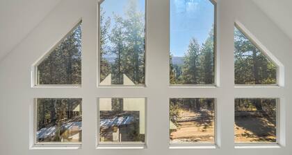 Rustic cabin charm w/ hot tub, arcade basketball