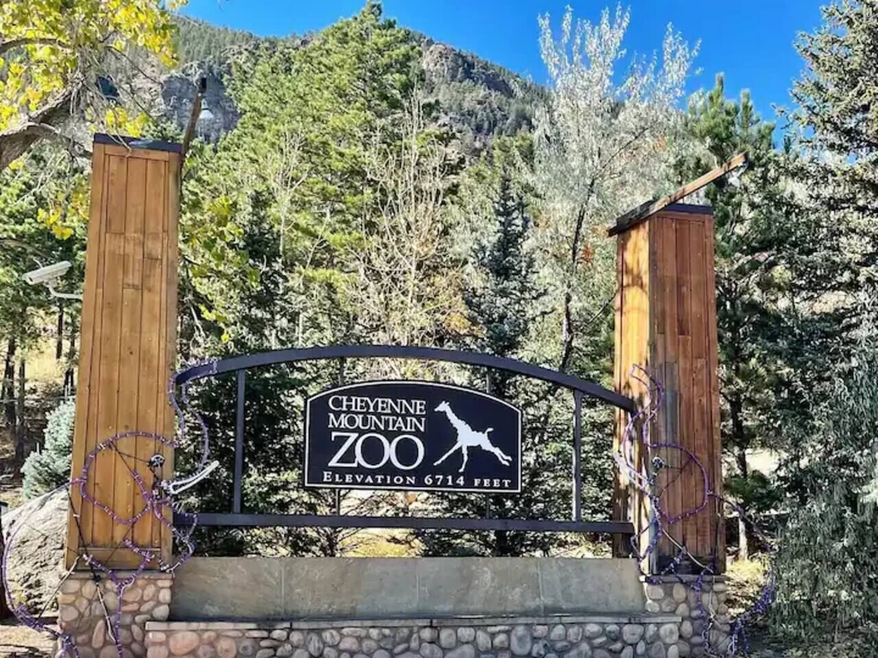 Un panneau indiquant le zoo de Cheyenne Mountain, situé à une altitude de 2046 mètres.
