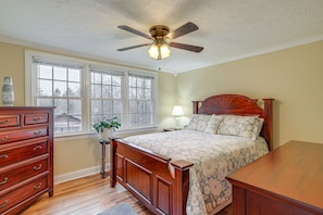 3 bedrooms, desk, iron/ironing board, Internet - Charming Milton Home w/ Porch - 5 Mi to VIR! (Milton)