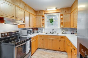 Fridge, microwave, stovetop, coffee/tea maker - Charming Milton Home w/ Porch - 5 Mi to VIR! (Milton)