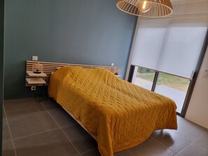 3 bedrooms, desk, iron/ironing board, travel cot