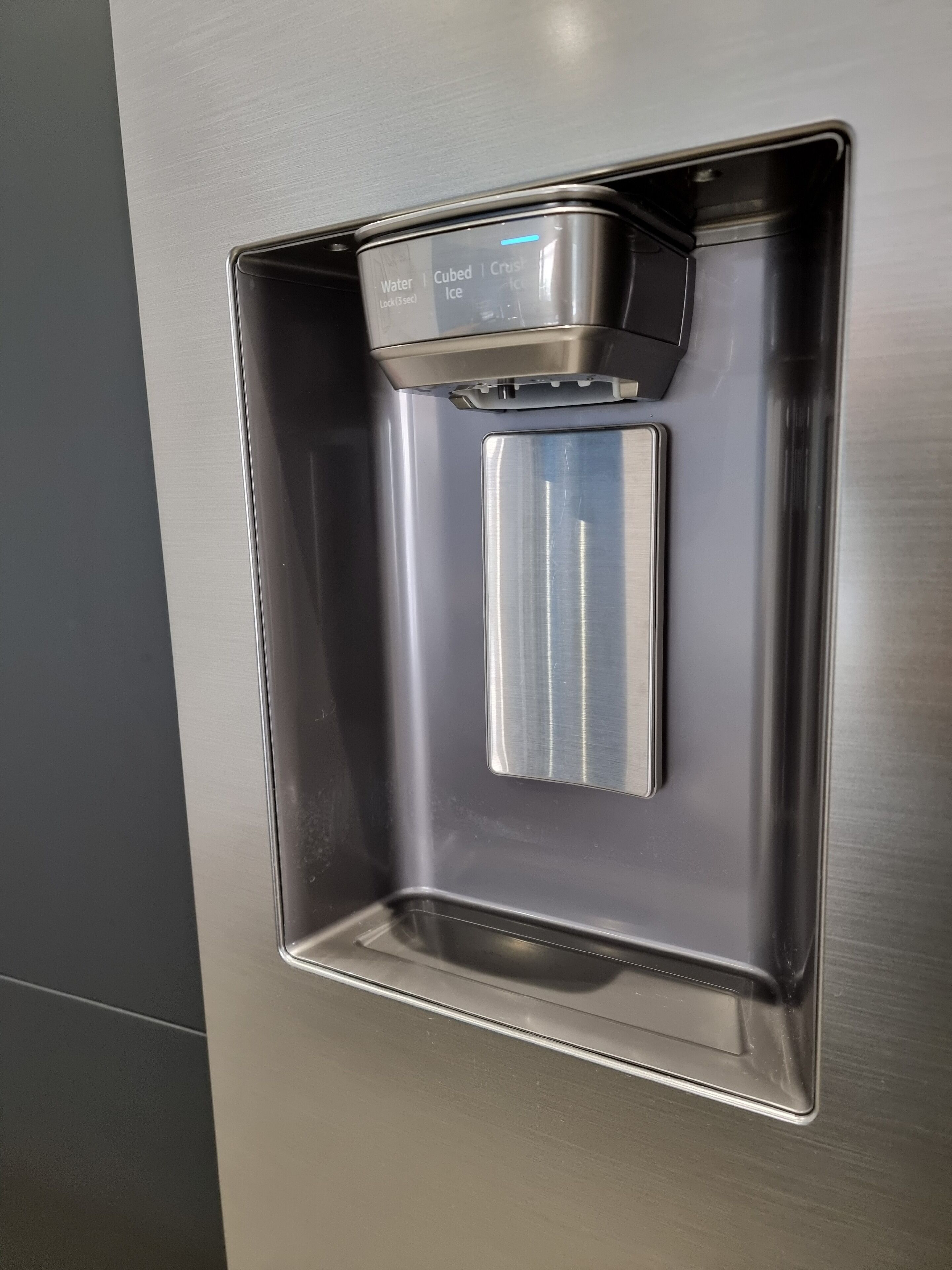 Un distributeur d’eau en acier inoxydable avec une option de glaçons en forme de cubes.
