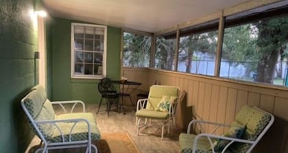 Cute Bungalow close to downtown and Anna Maria Island.
