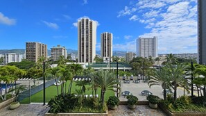 Terrace/patio - Large peaceful King bedroom Apartment with Kitchen & Pool (Honolulu)