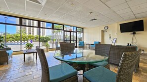 Dining - Large peaceful King bedroom Apartment with Kitchen & Pool (Honolulu)