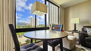 Dining - Large peaceful King bedroom Apartment with Kitchen & Pool (Honolulu)