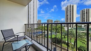 Property grounds - Large peaceful King bedroom Apartment with Kitchen & Pool (Honolulu)