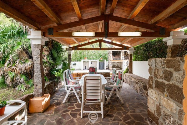 Outdoor dining - Salina Heaven Retreat 1 (Calasetta)