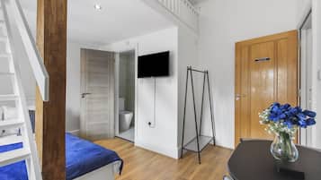 1 habitación, tabla de planchar con plancha, wifi gratis y ropa de cama
