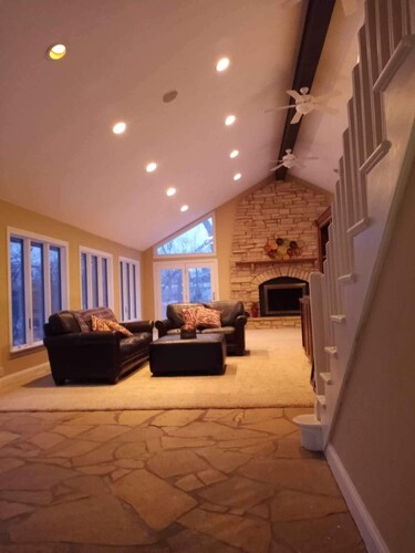 Private In town quiet retreat 12+ Downstairs Bonus Kitchen and walkout quarters.