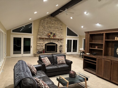 Private In town quiet retreat 12+ Downstairs Bonus Kitchen and walkout quarters.