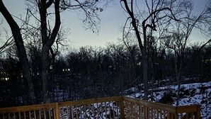 Eine Holzdielenterrasse mit Schnee.