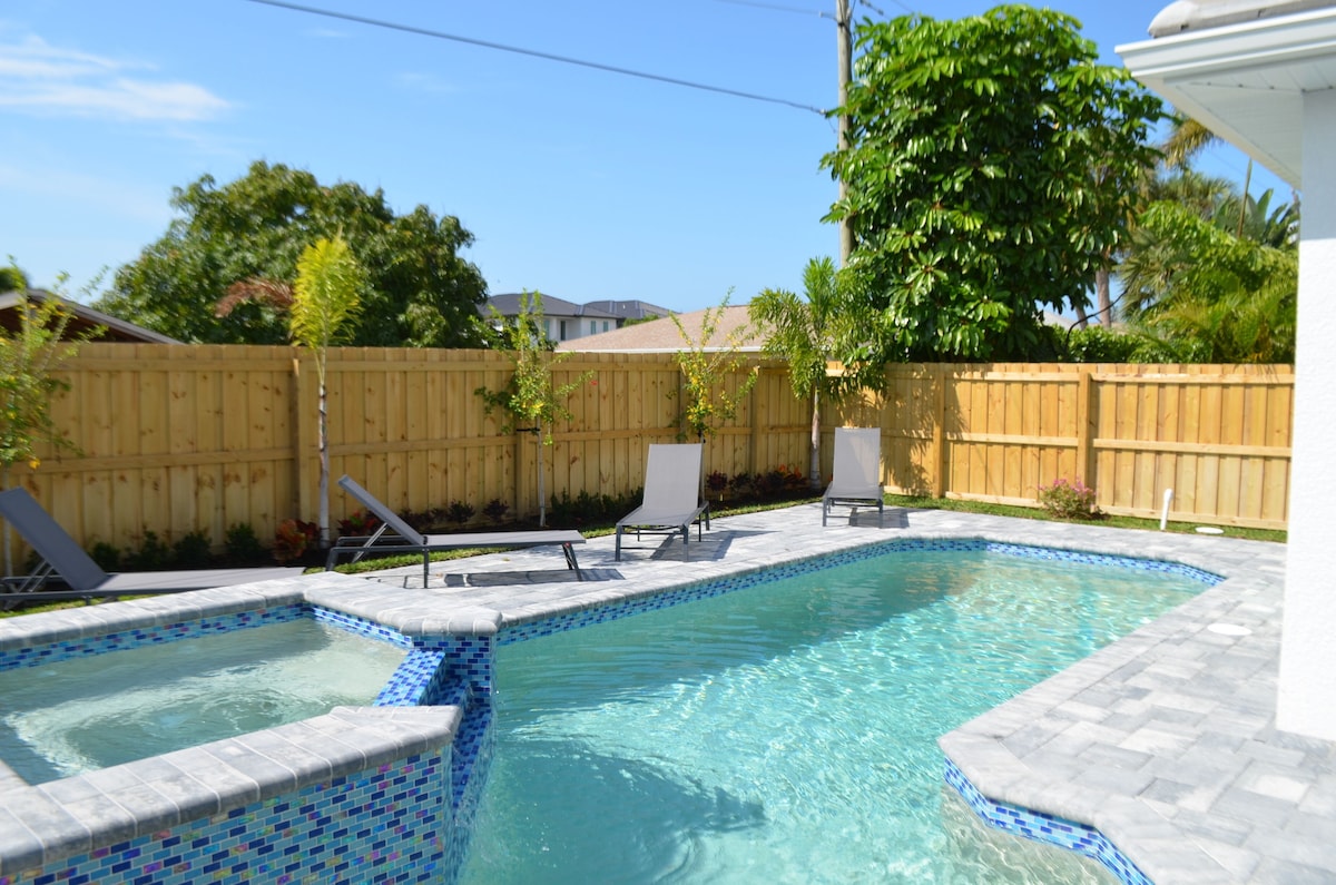NEW Arcade/Gameroom! Fine Luxury Home, Heated Pool/Spa, FREE Bikes, Near Beach
