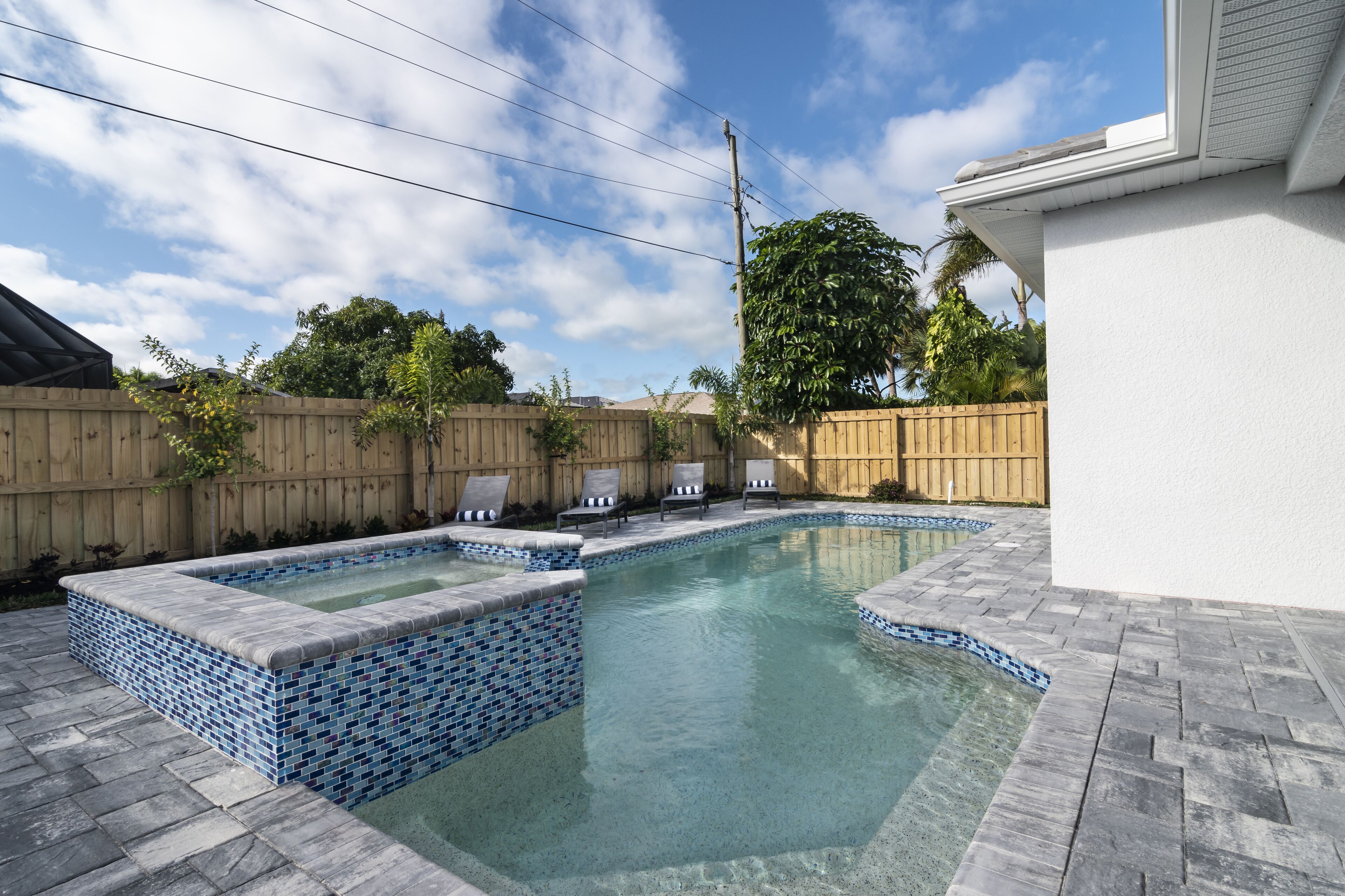 Brand New!! Designer Luxury Home for 12, Heated Pool/Spa, Free Bikes, Near Beach