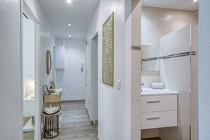 Shower, free toiletries, hair dryer, towels