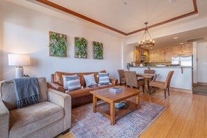 Smart TV, chimenea, libros