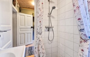 Shower, hair dryer - Beautiful home in Vedum with kitchen (Vedum)