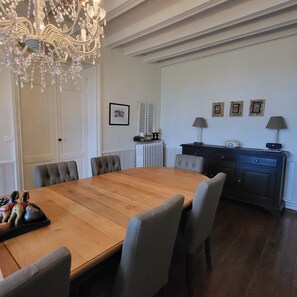 فطور من الأطباق المحلية مجانًا يوميًا