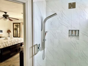 Regadera, secadora de cabello, toallas, jabón 