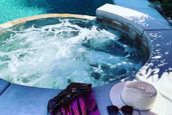 Een buitenzwembad en een verwarmd zwembad