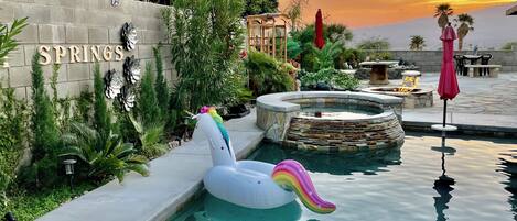 Una piscina al aire libre, una piscina climatizada