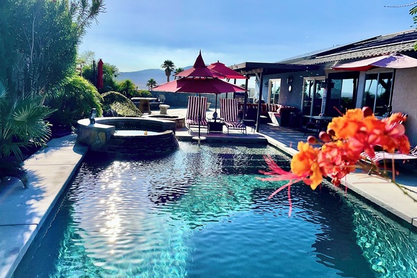 Alberca al aire libre y alberca climatizada