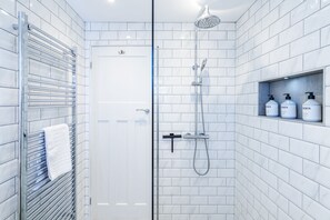 Douche, sèche-cheveux, serviettes fournies, savon
