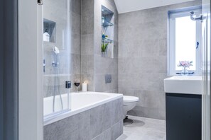 Shower, hair dryer, towels, soap - Cozy 3 Bedroom Terrace Cottage in Epsom (Epsom)