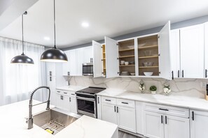 Microondas, horno, parrilla de estufa y lavavajillas 