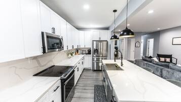 Een magnetron, een oven, een kookplaat, een vaatwasser