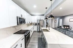 Four à micro-ondes, un four, surface de cuisson, lave-vaisselle