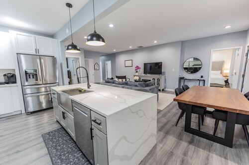 Luxe Bungalow Retreat - Near State Farm & MB Stad

