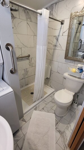 Een douche, milieuvriendelijke toiletartikelen, een haardroger