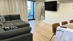 Living area - Mission Beach New 2 bedroom - parking, furnished, AC, Parking, rooftop, firepit (San Diego)