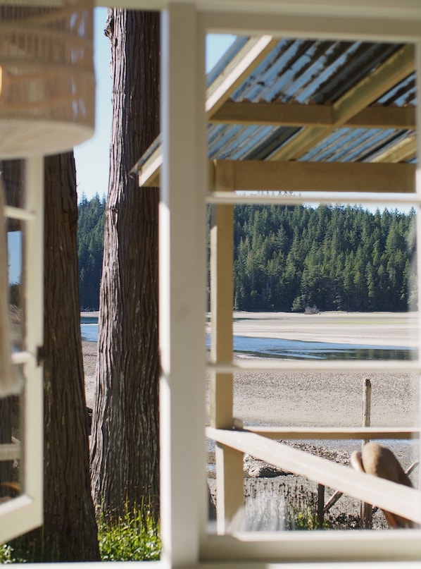 Interior - Cortes Beach house
Relaxing cottage on the ocean (Mansons landing)