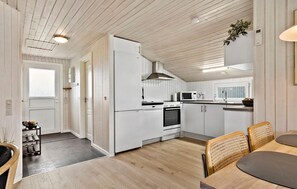 Fridge, microwave, oven, stovetop - Beautiful home in Skjern with kitchen (Skjern)