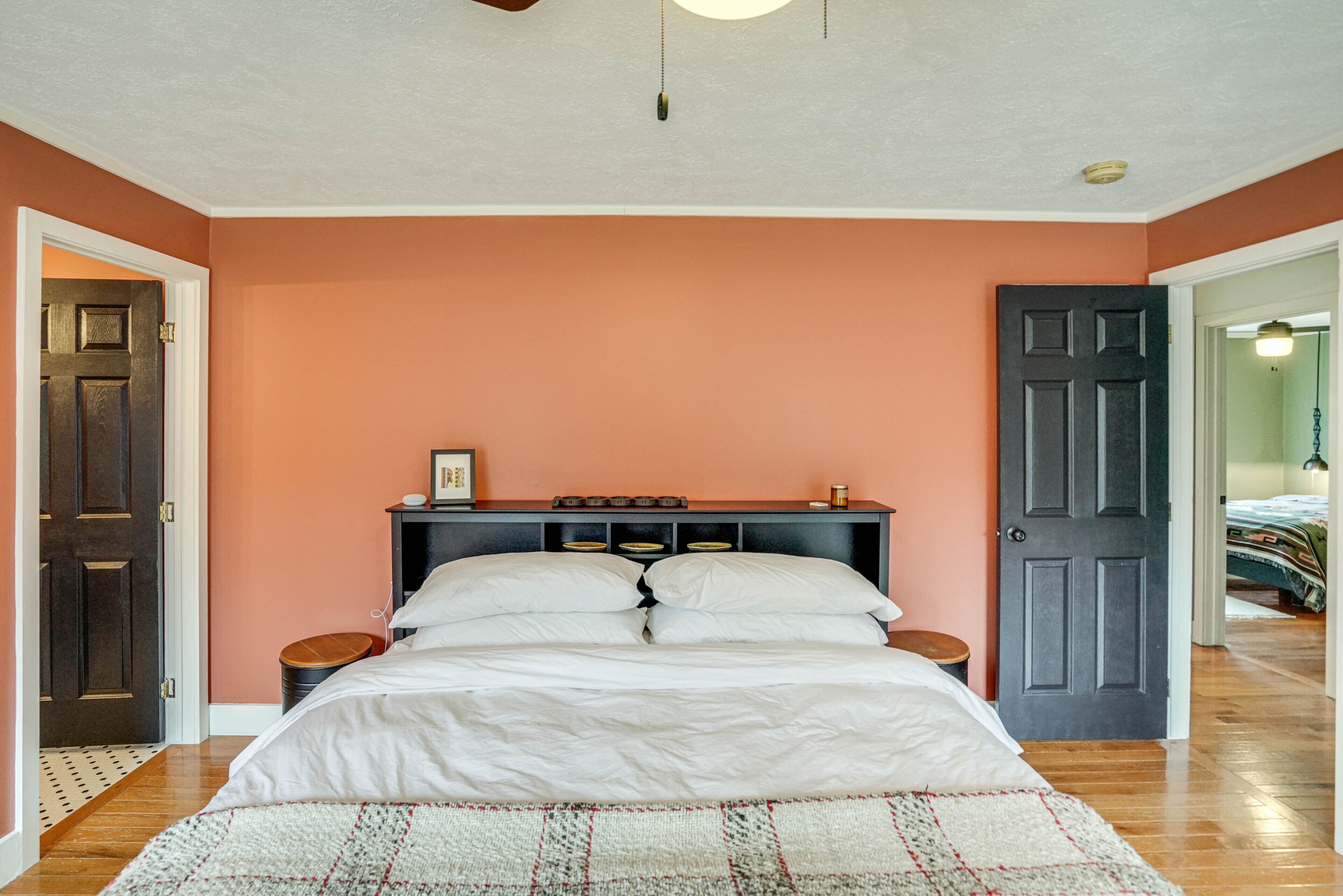 Ein Schlafzimmer mit einem Bett, einem Nachttisch und einer Kommode.