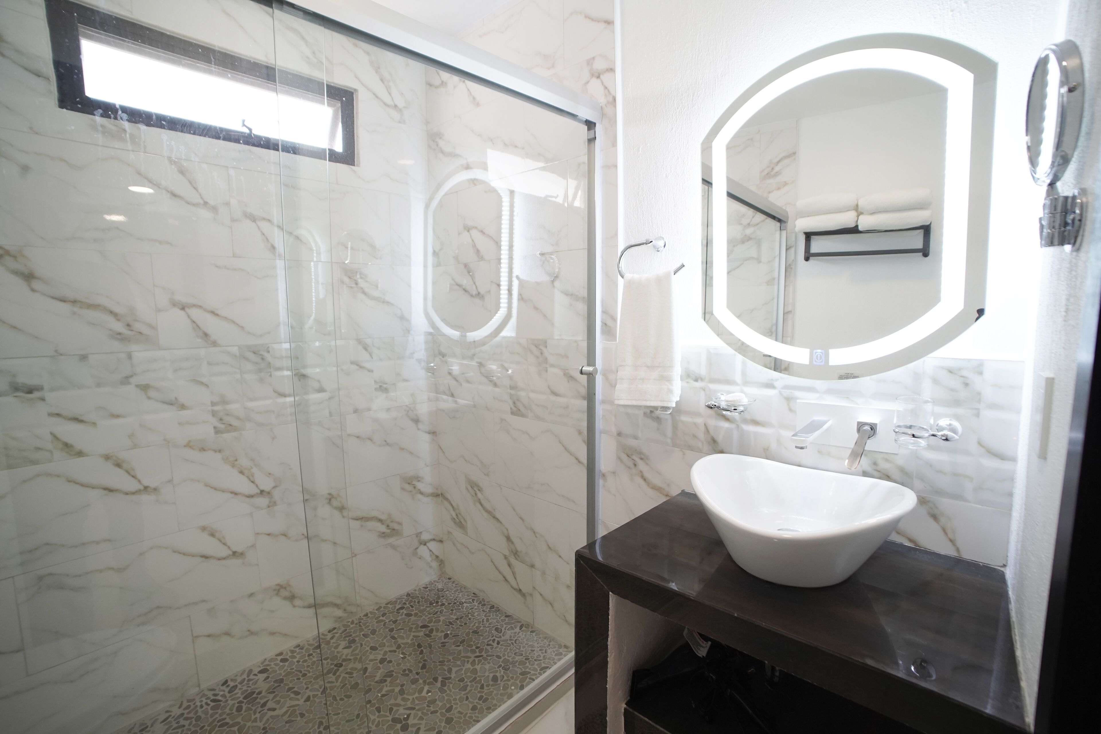 Douche, sèche-cheveux, serviettes fournies, savon