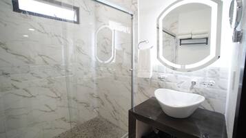 Douche, sèche-cheveux, serviettes fournies, savon