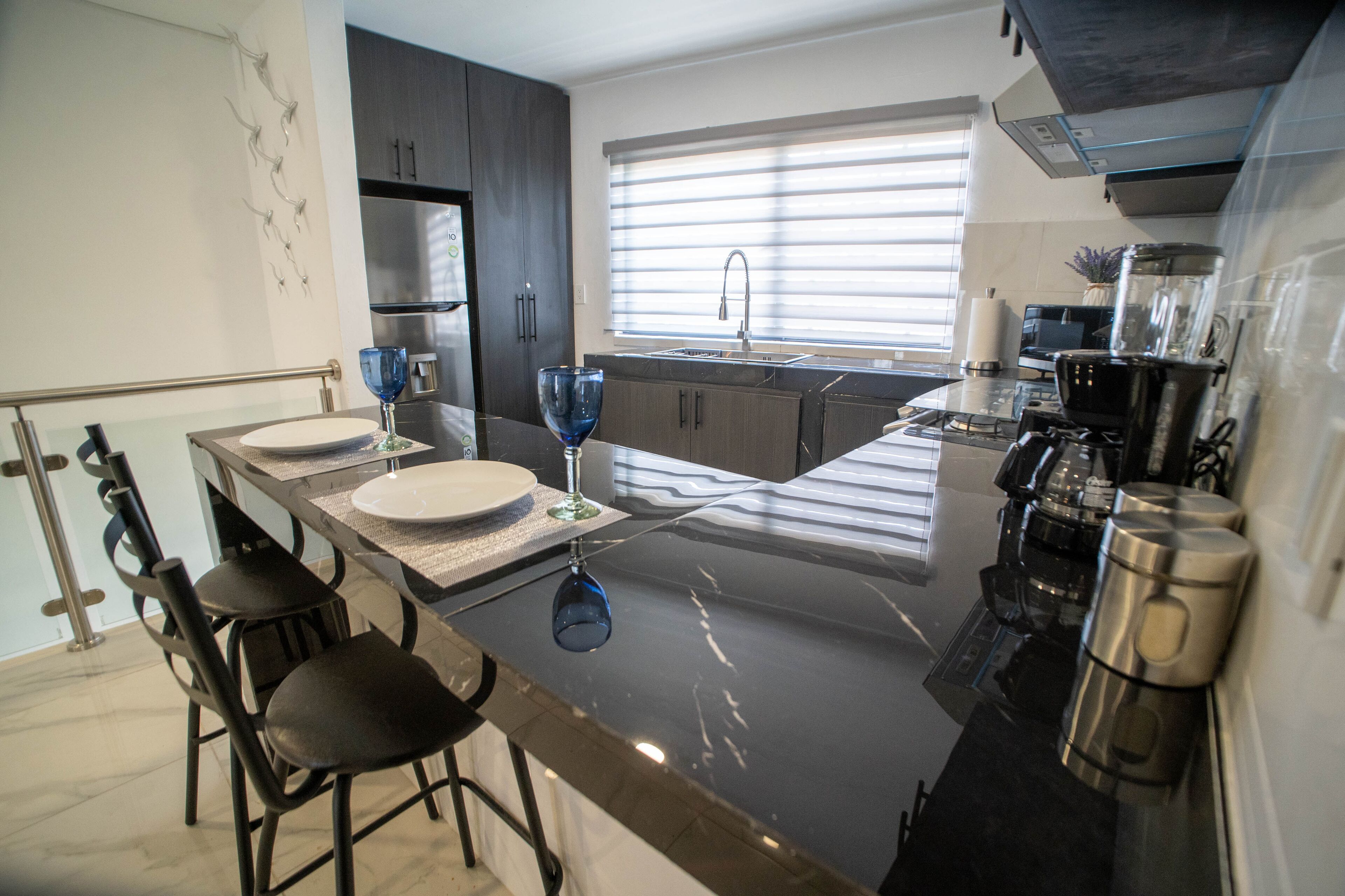 Réfrigérateur, micro-ondes, four, plaque de cuisson