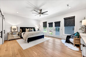 4 habitaciones, escritorio y tabla de planchar con plancha 