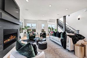 Smart TV, fireplace, music library - The Collective on Fifth in Downtown Bentonville (Bentonville)