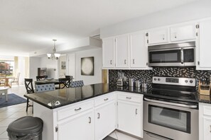 Fridge, microwave, oven, stovetop - Southern Island Charm (Dauphin Island)