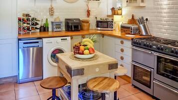 Refrigerador, parrilla de estufa, lavavajillas y cafetera y tetera