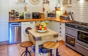 Kjøleskap, kokeplater, oppvaskmaskin og kaffetrakter/tekoker