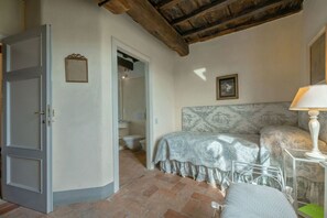 8 bedrooms, desk, iron/ironing board, WiFi