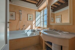 Dusche, Whirlpool, Haartrockner, Bidet