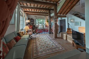 Flat-screen TV, fireplace